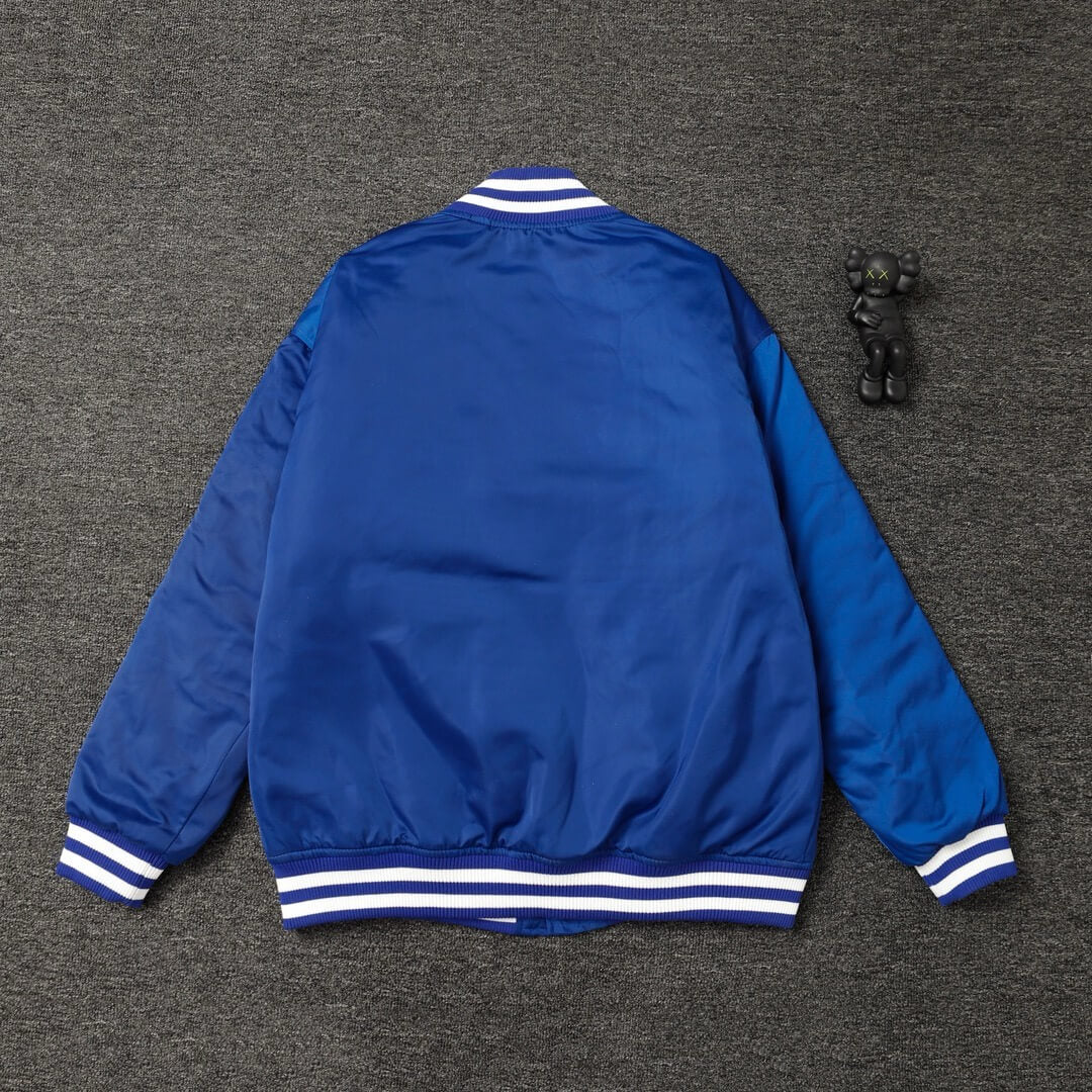 Blaue Baseballjacke mit Strasssteinen