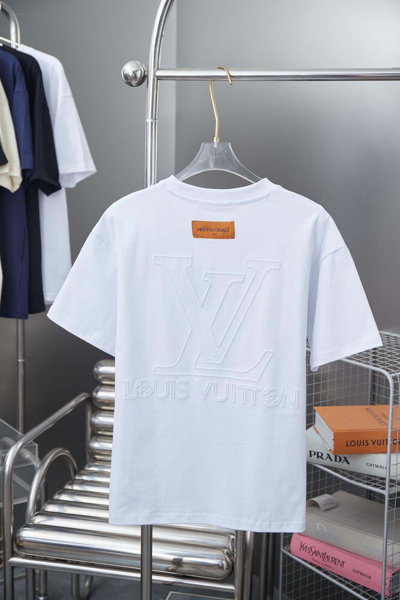 T-shirt graphique brodé avec brosse à dents