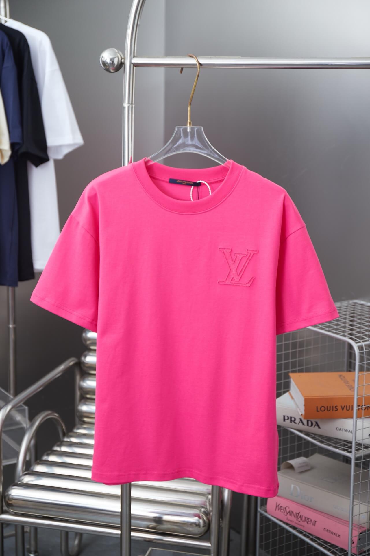 T-shirt graphique brodé avec brosse à dents