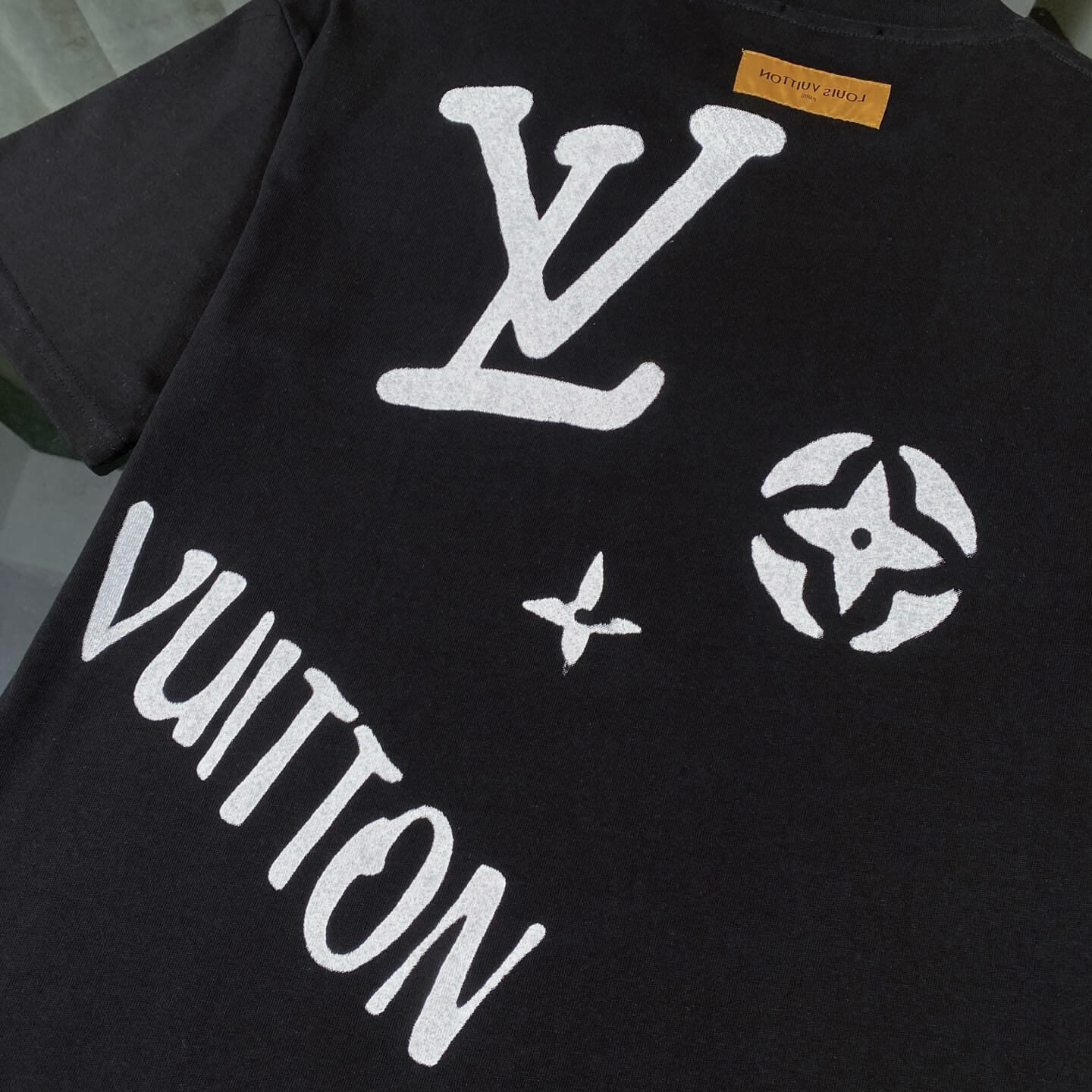 T-shirt avec lettres graffiti