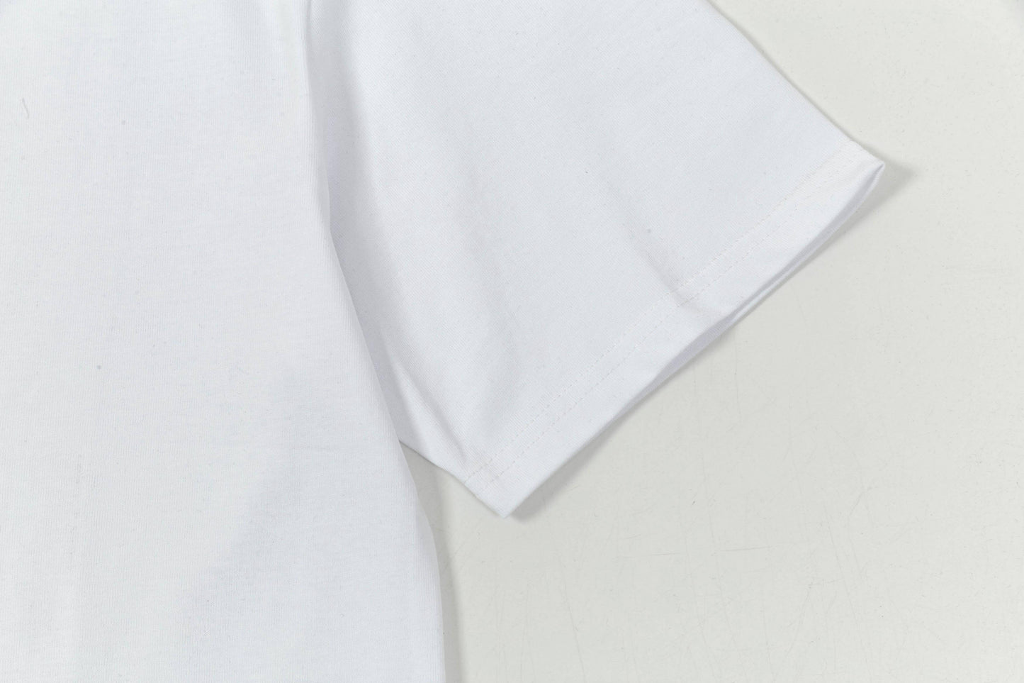 T-shirt avec lettres sur le décolleté
