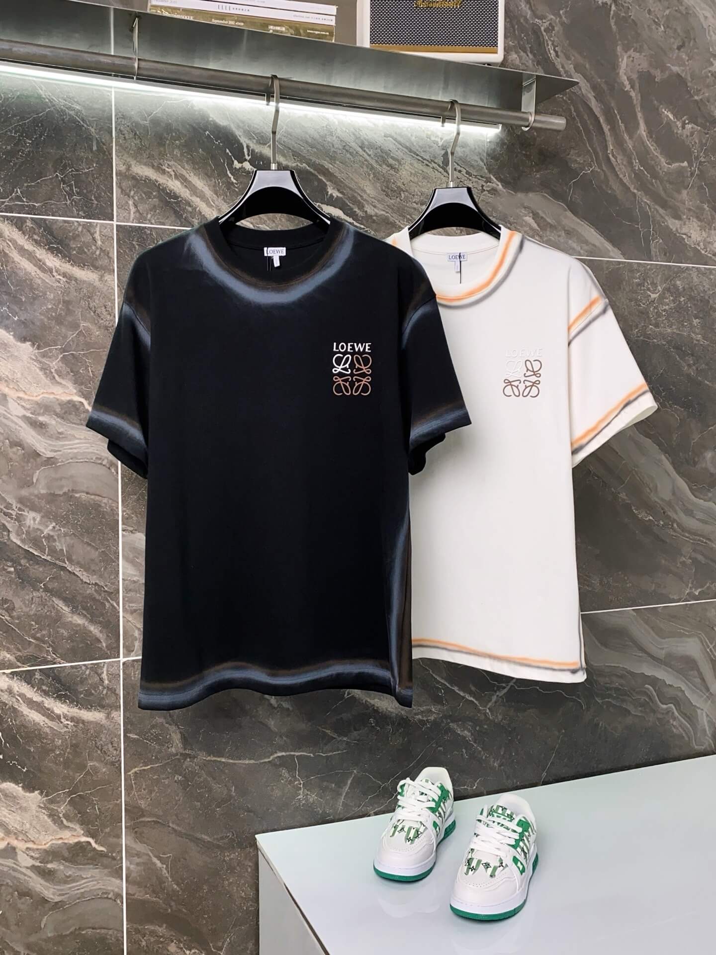 T-shirt à rayures dessinées à la main