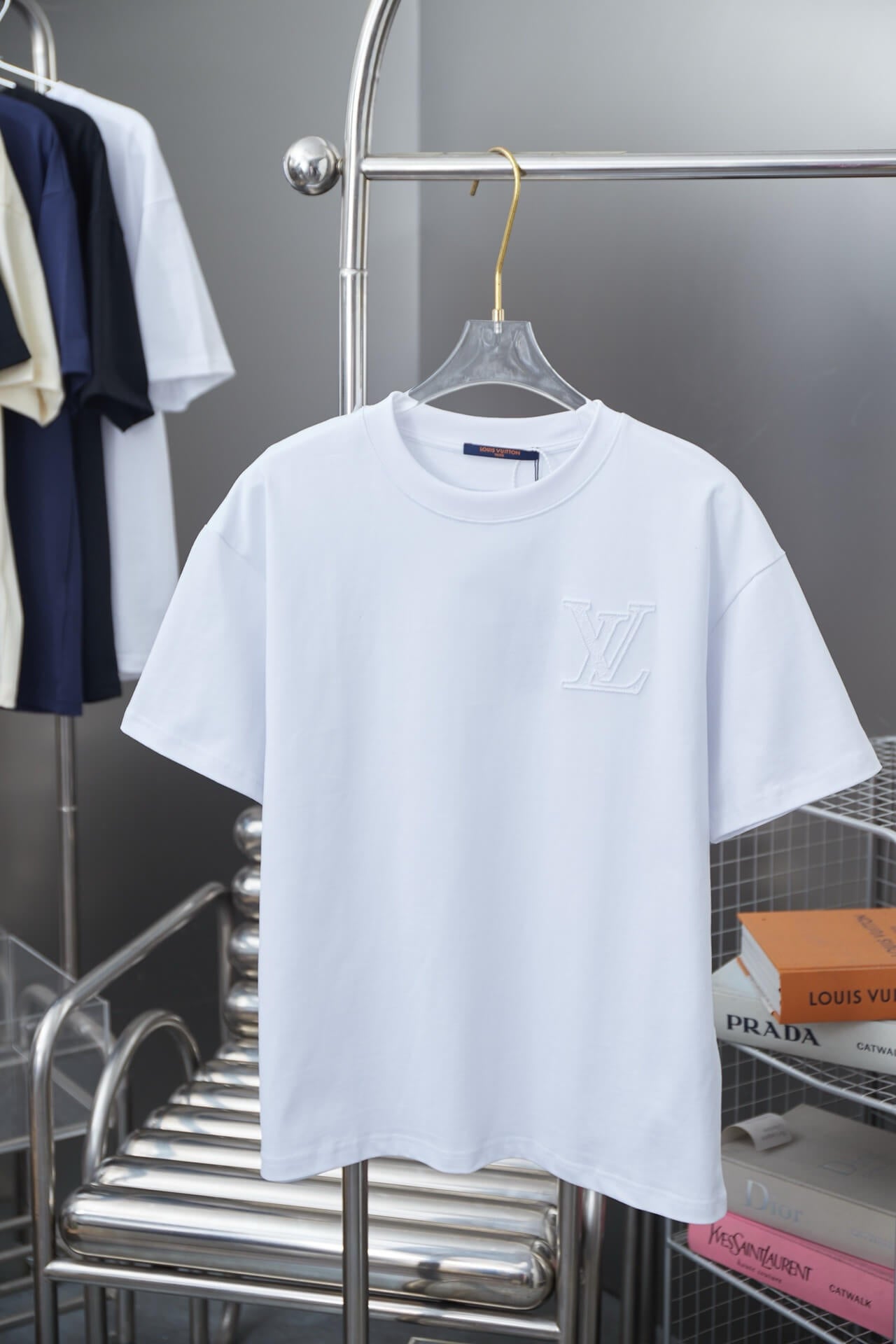 T-shirt graphique brodé avec brosse à dents