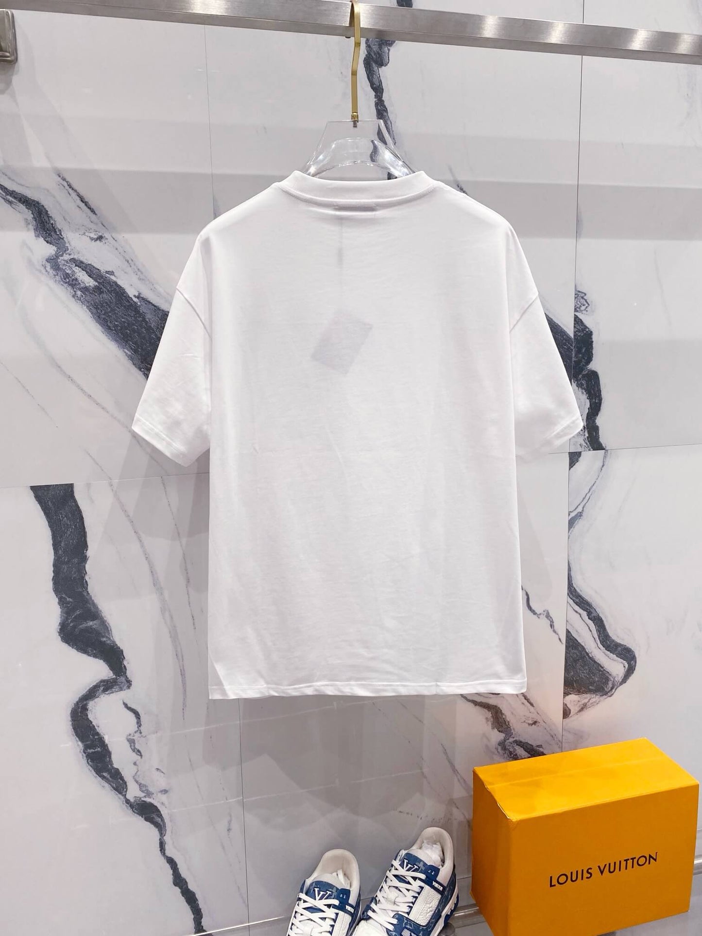 Grünes T-Shirt mit Musterstickerei