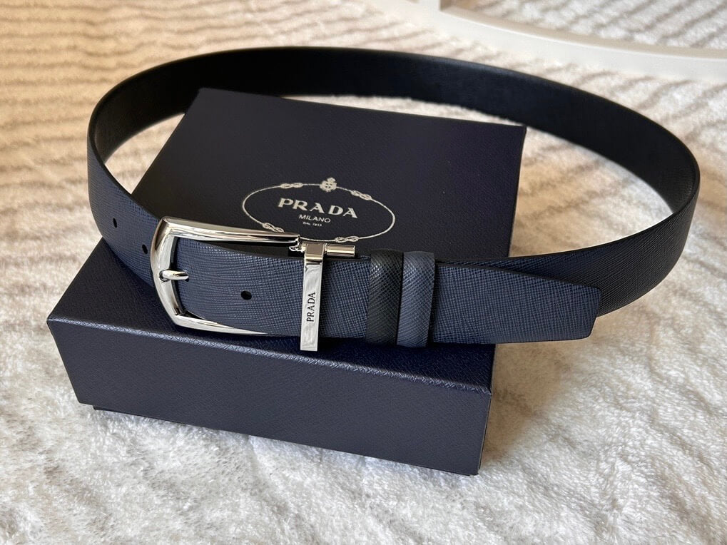 Wendbarer zweifarbiger Gürtel im minimalistischen Stil