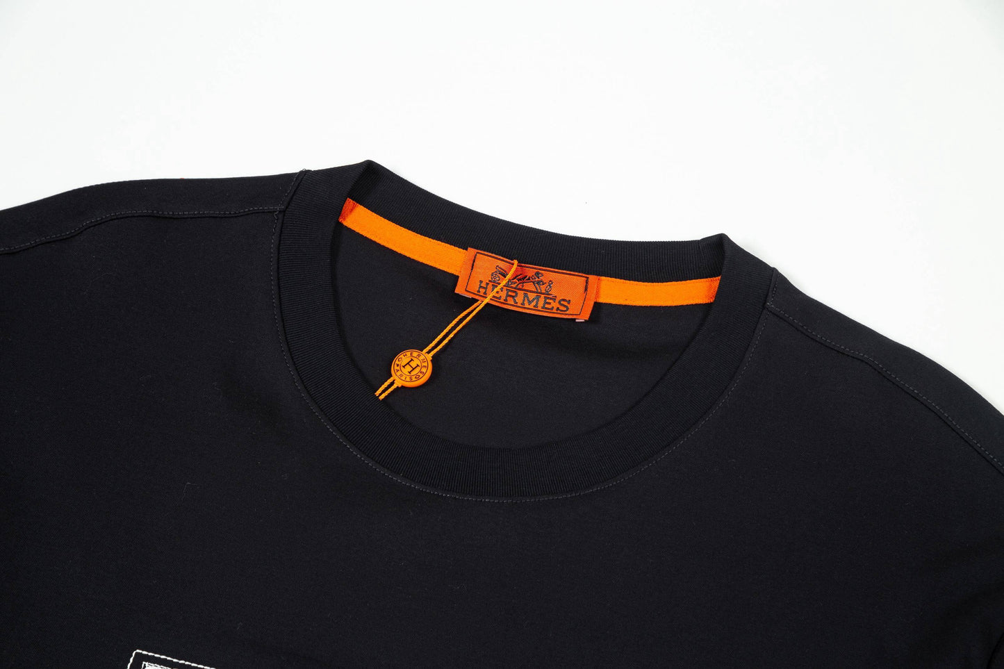 T-shirt brodé exquis avec cheval