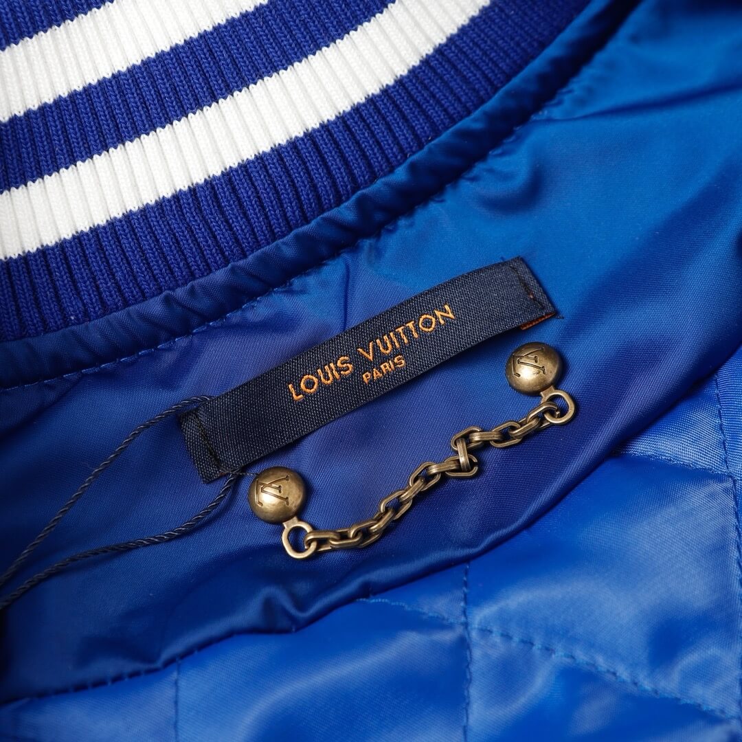 Blaue Baseballjacke mit Strasssteinen