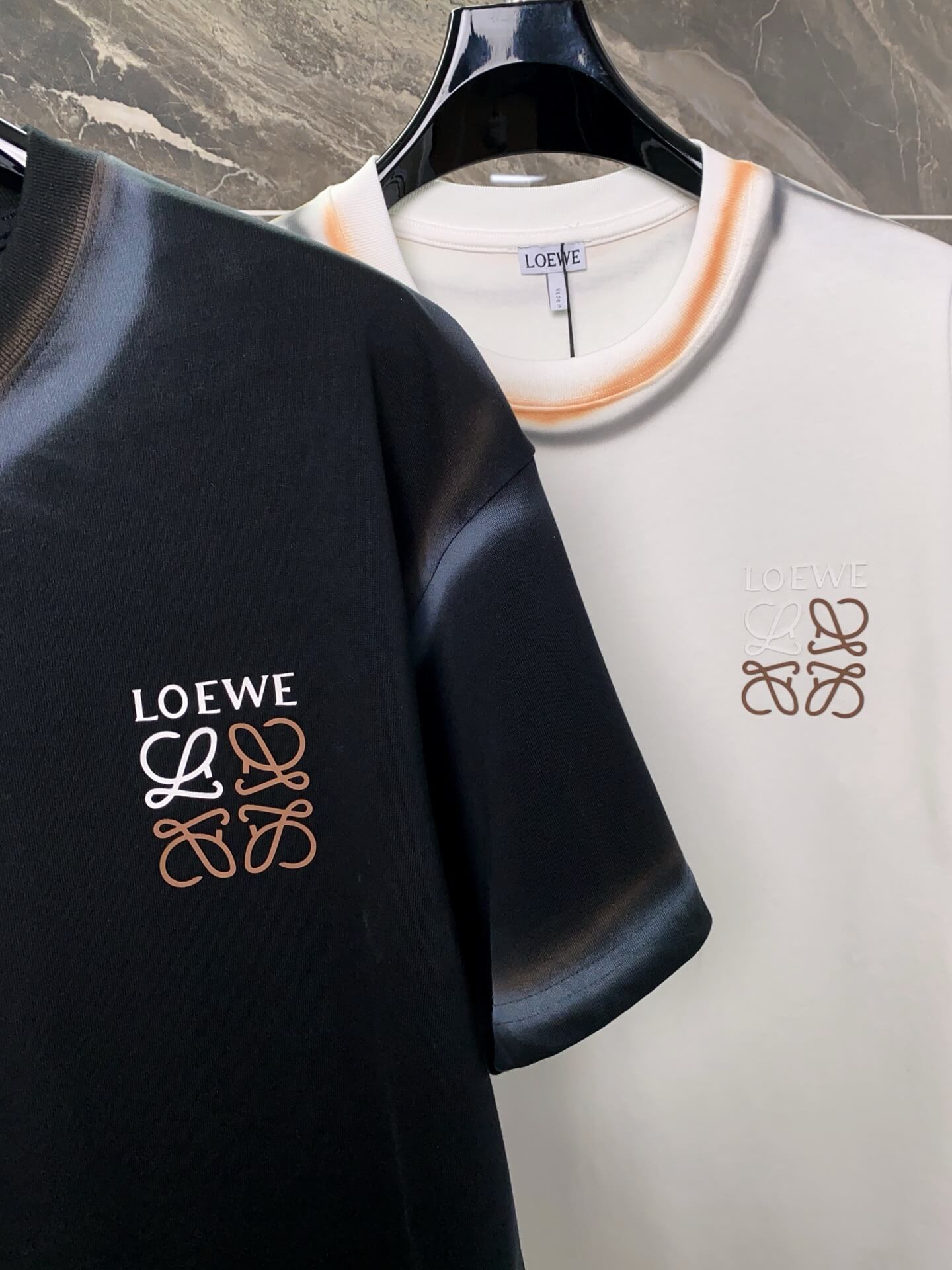 T-shirt à rayures dessinées à la main