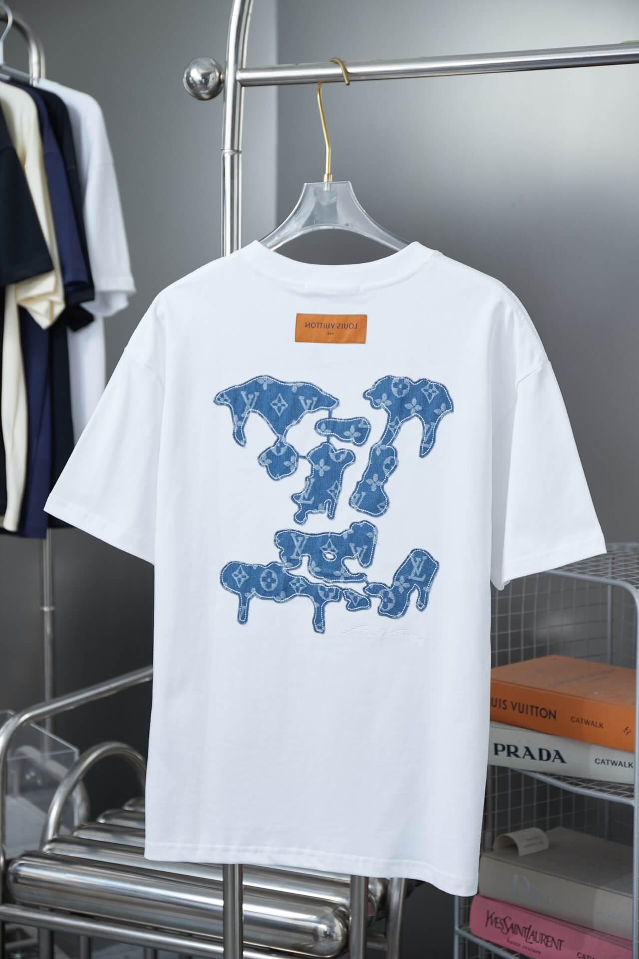 T-shirt patchwork en jean brodé