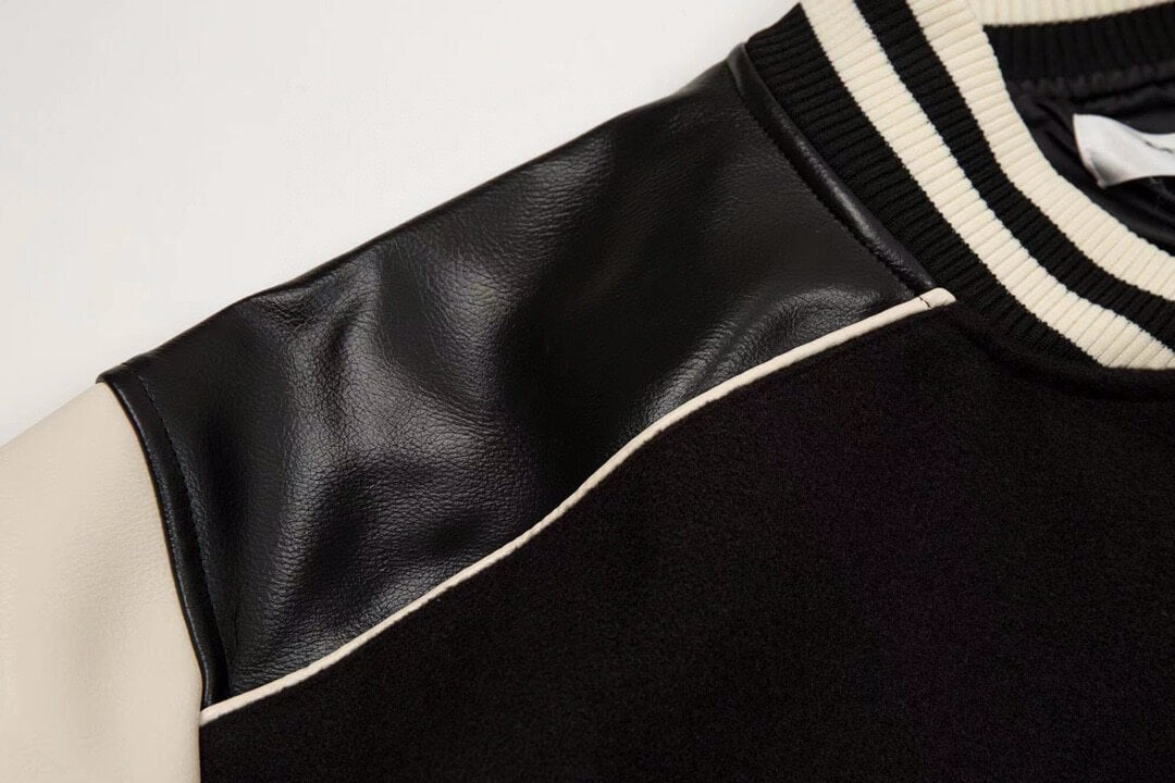 Baseballjacke mit aufgesticktem Buchstaben C