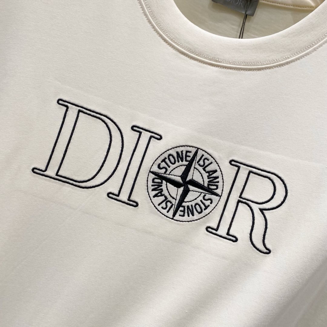 T-shirt brodé avec horloge alphabétique