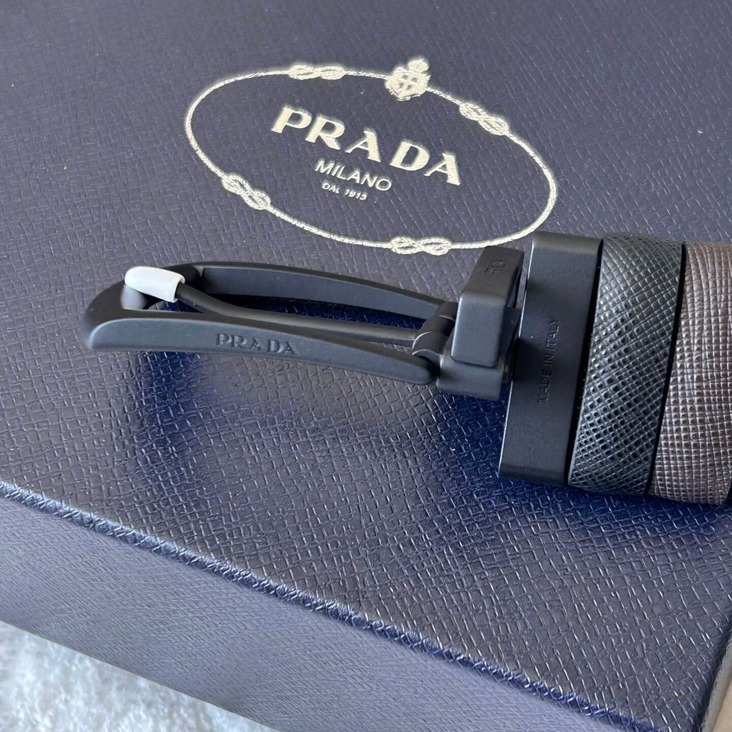 Wendbarer zweifarbiger Gürtel im minimalistischen Stil