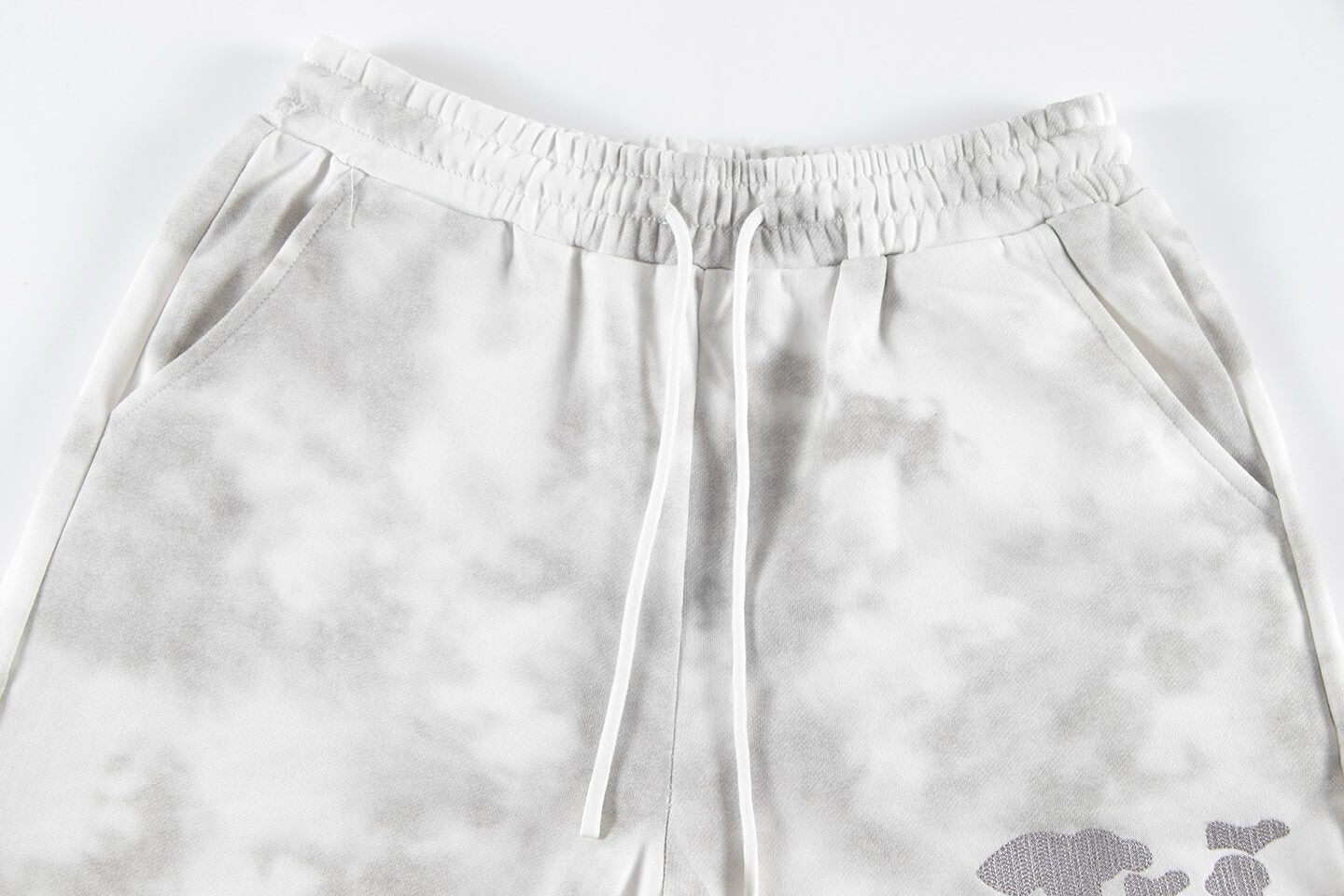 Short brodé à motif classique rendu