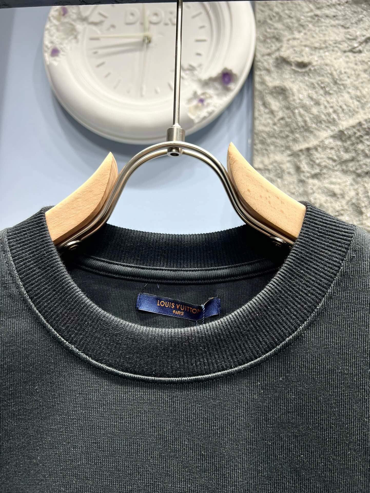 T-Shirt mit geripptem Muster und Stickerei