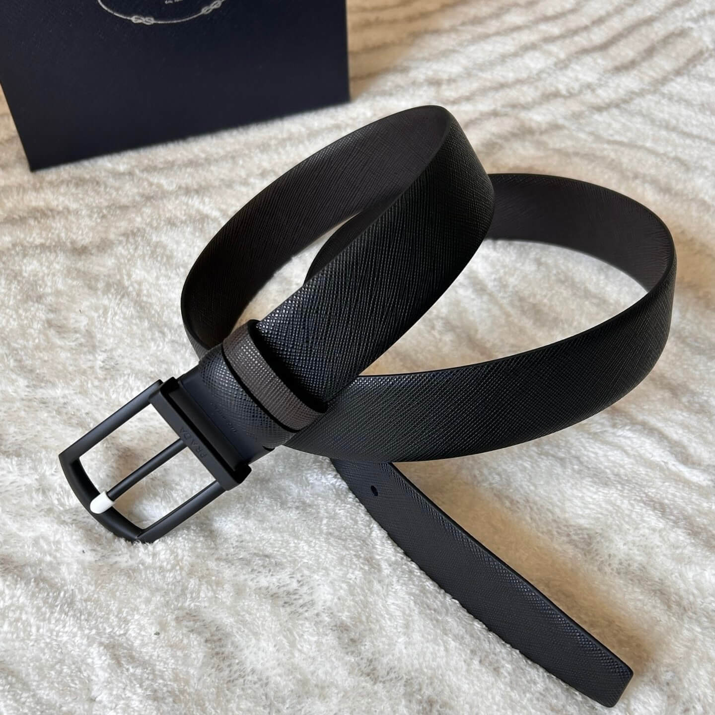 Wendbarer zweifarbiger Gürtel im minimalistischen Stil