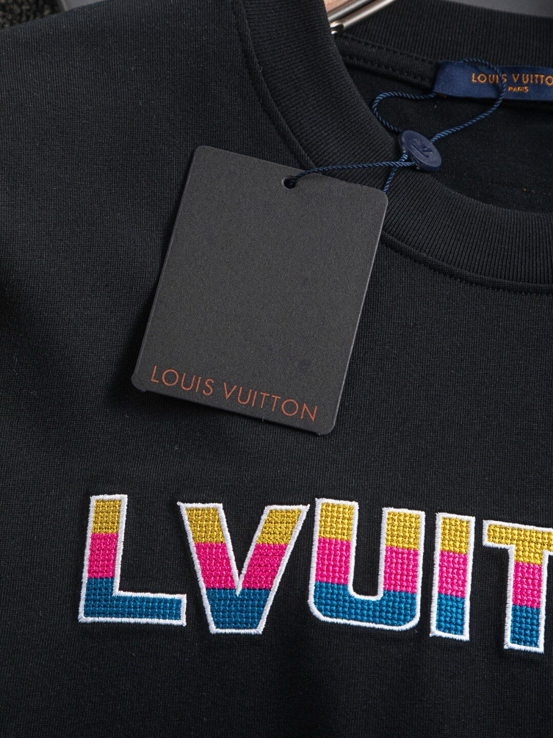 T-shirt brodé à motifs colorés