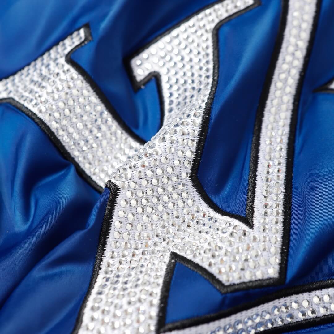 Blaue Baseballjacke mit Strasssteinen
