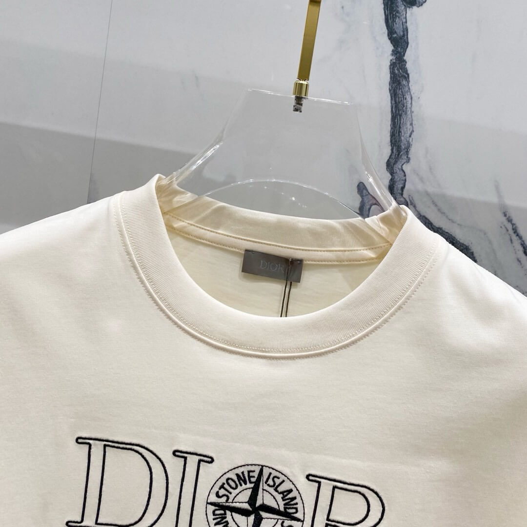 T-shirt brodé avec horloge alphabétique