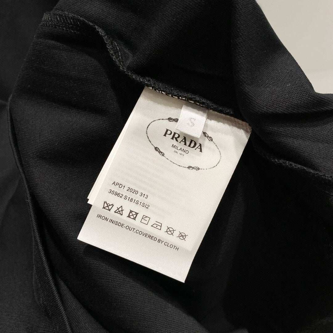 Grünes T-Shirt mit Musterstickerei