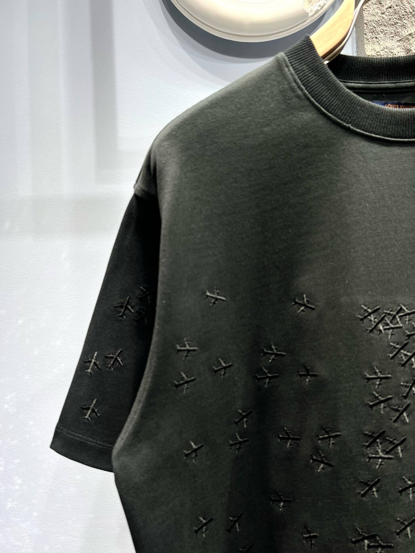 T-Shirt mit geripptem Muster und Stickerei