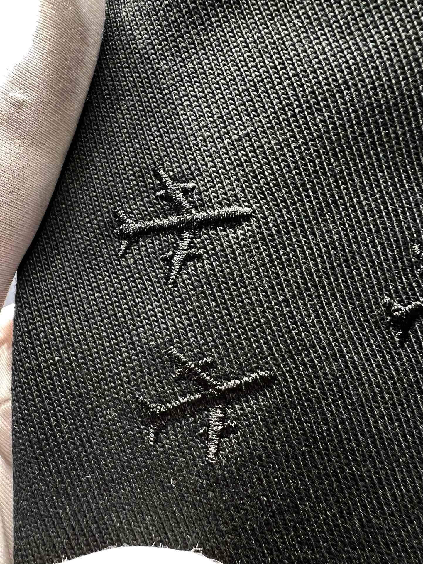 T-Shirt mit geripptem Muster und Stickerei