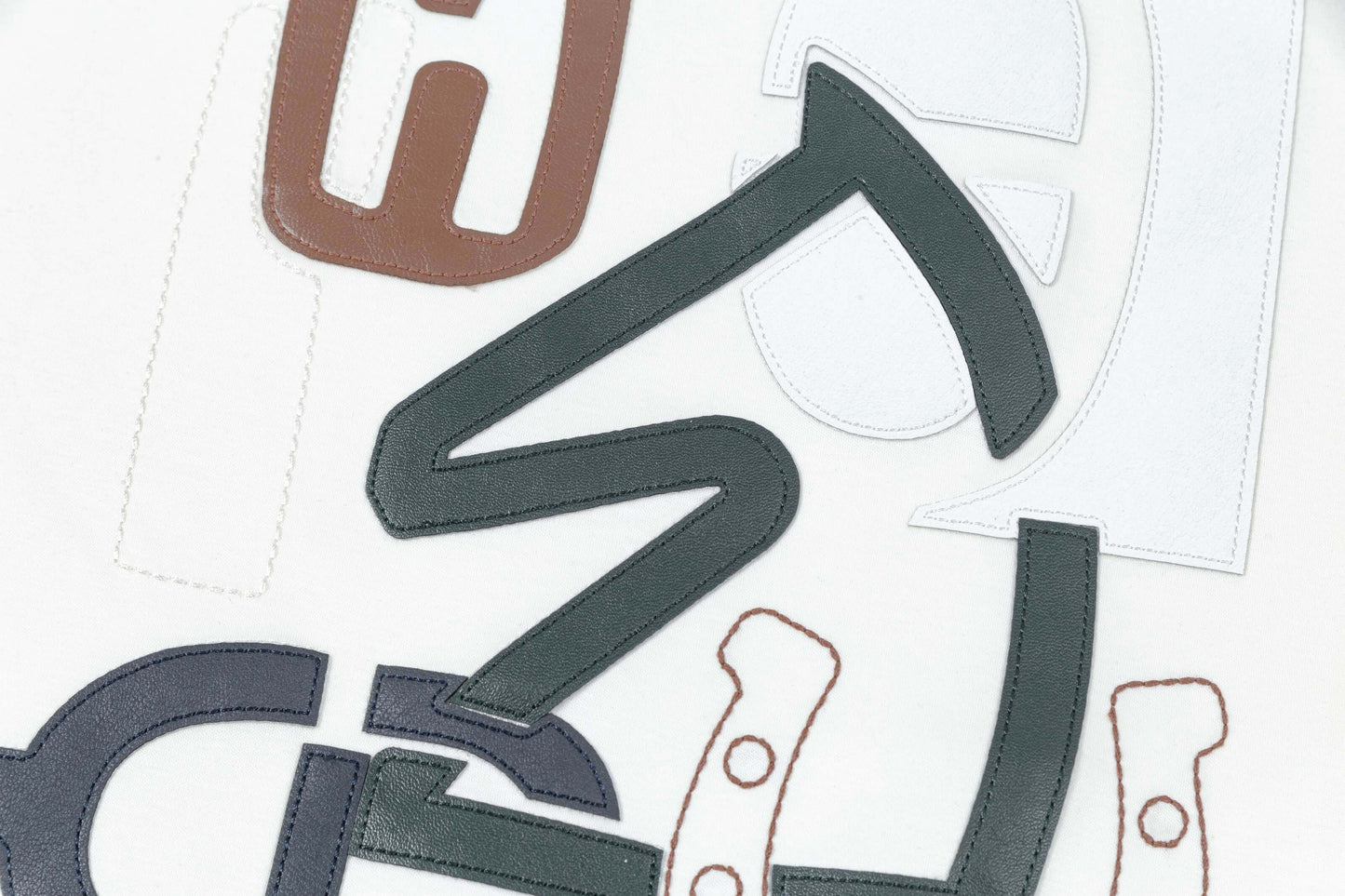 T-shirt brodé avec patch en cuir