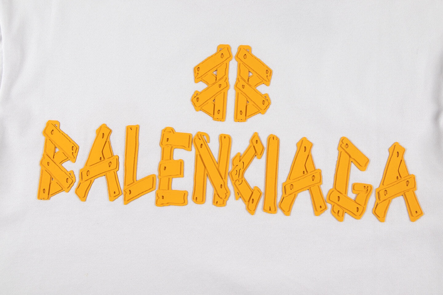 T-shirt avec motif de lettres en silicone