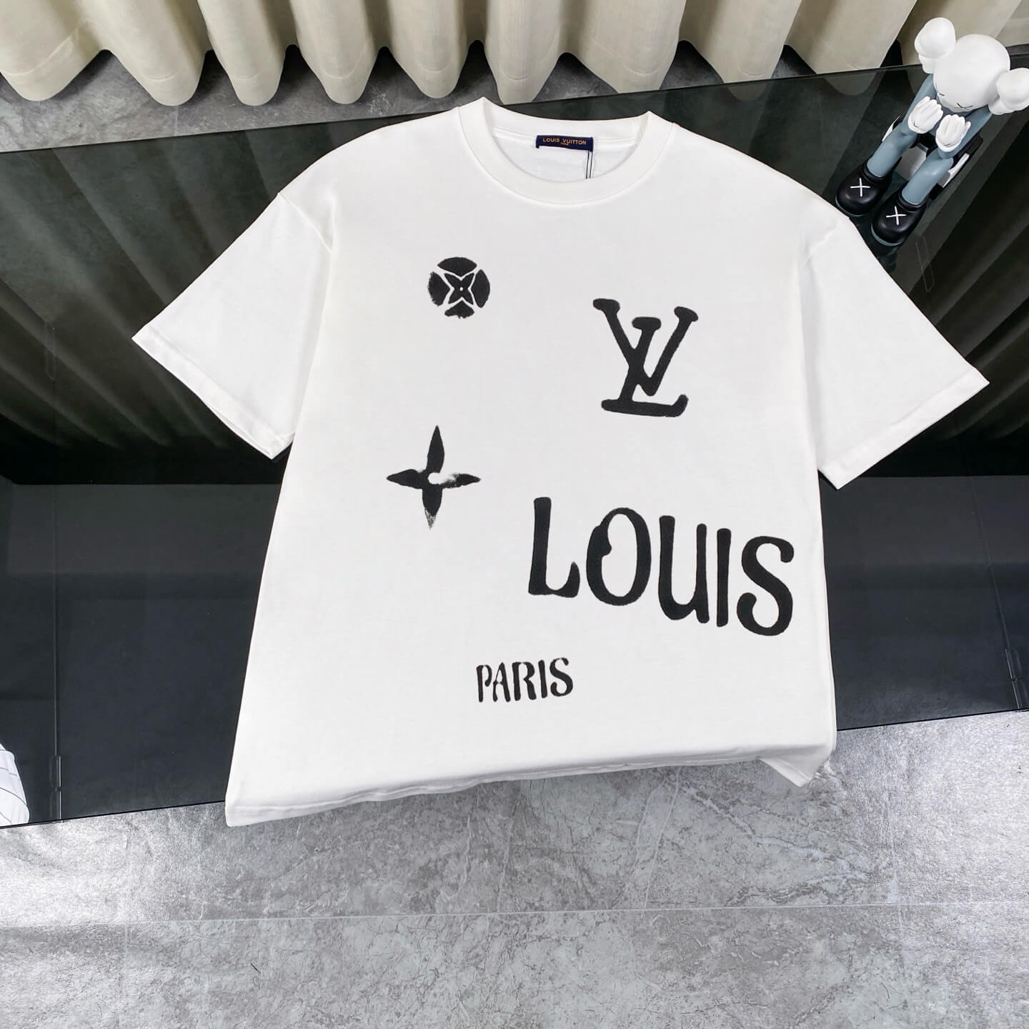 T-shirt avec lettres graffiti