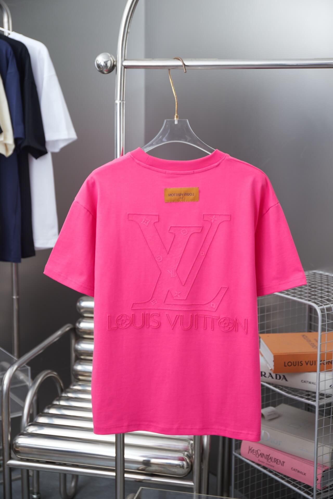 T-shirt graphique brodé avec brosse à dents