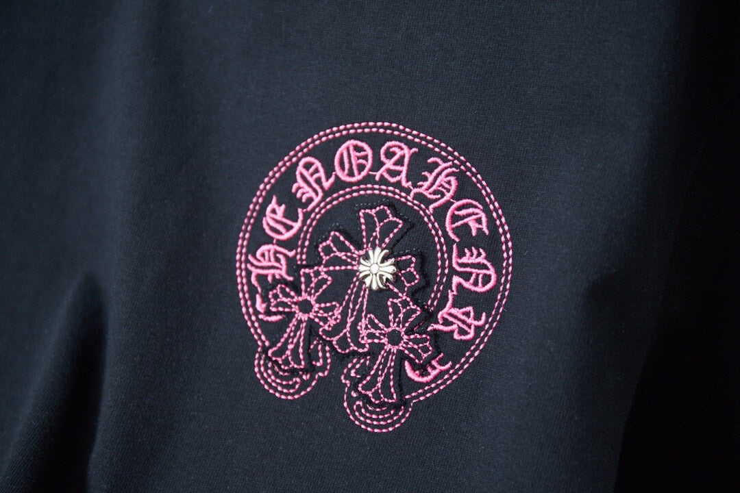 T-shirt brodé en croix