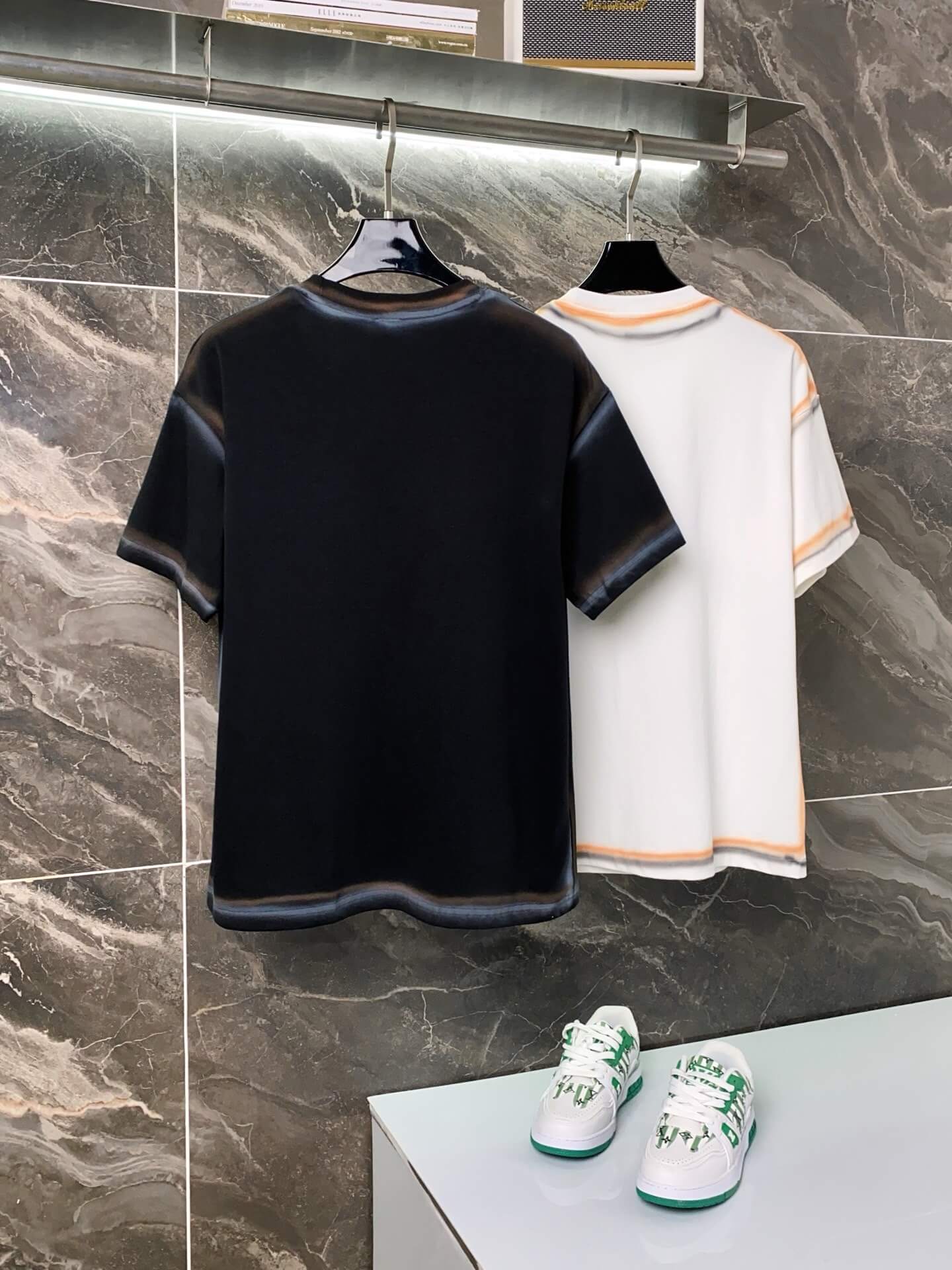 T-shirt à rayures dessinées à la main