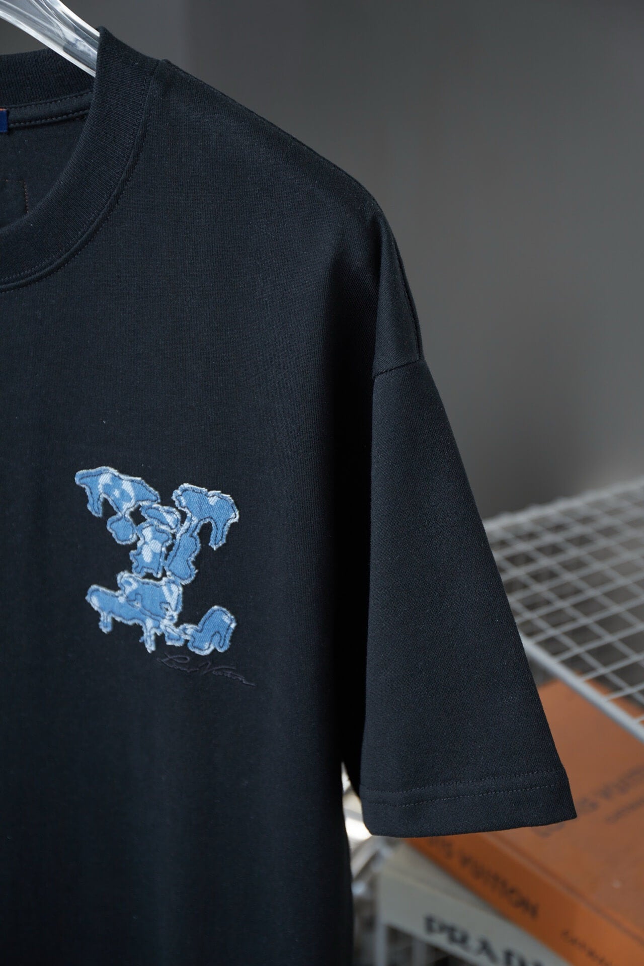 T-shirt patchwork en jean brodé