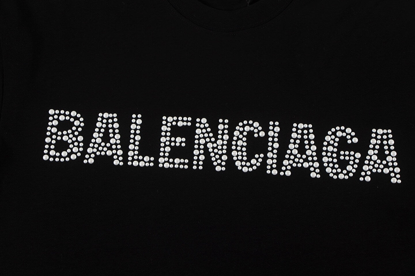 T-shirt à lettres ornées de bijoux
