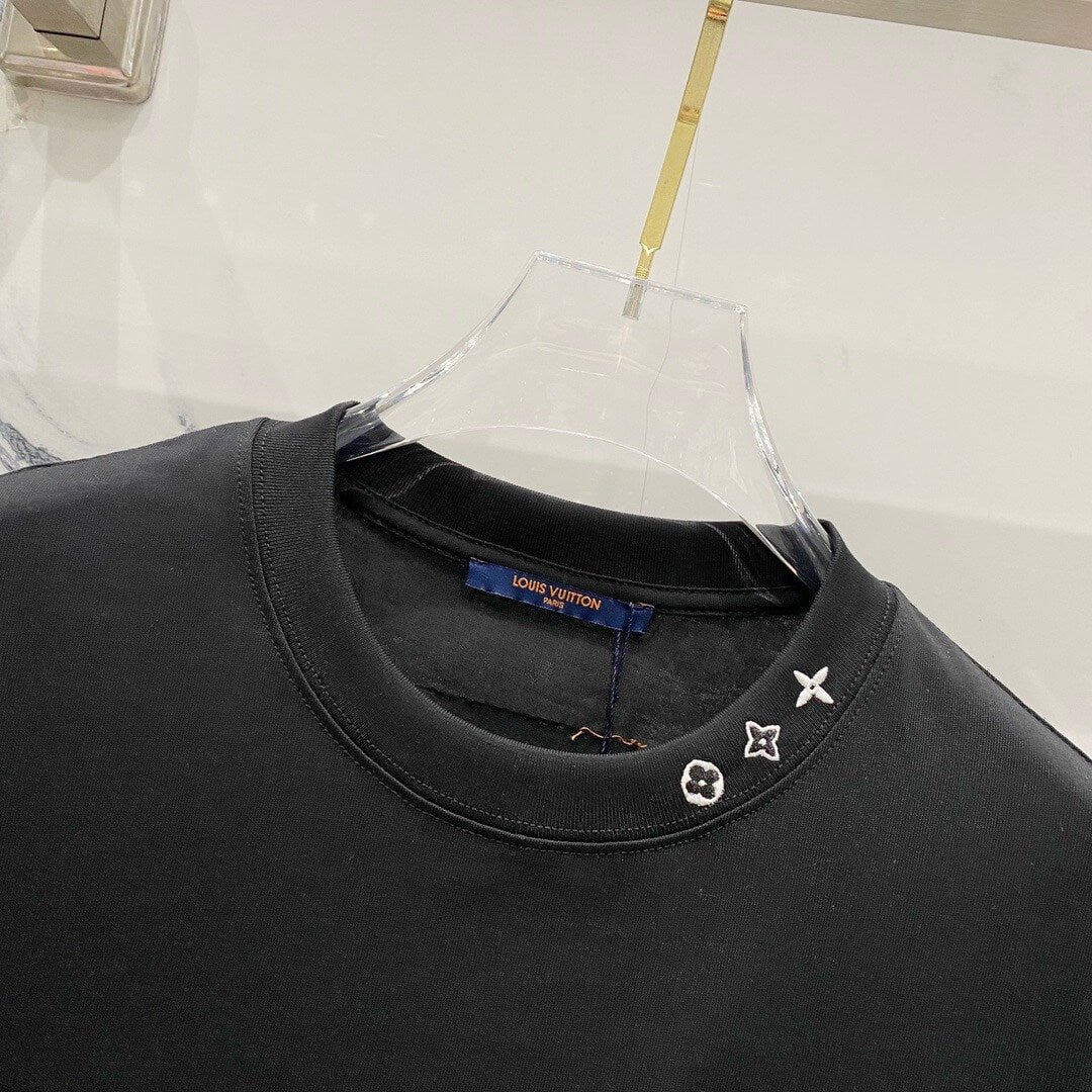 T-shirt brodé à l'encolure