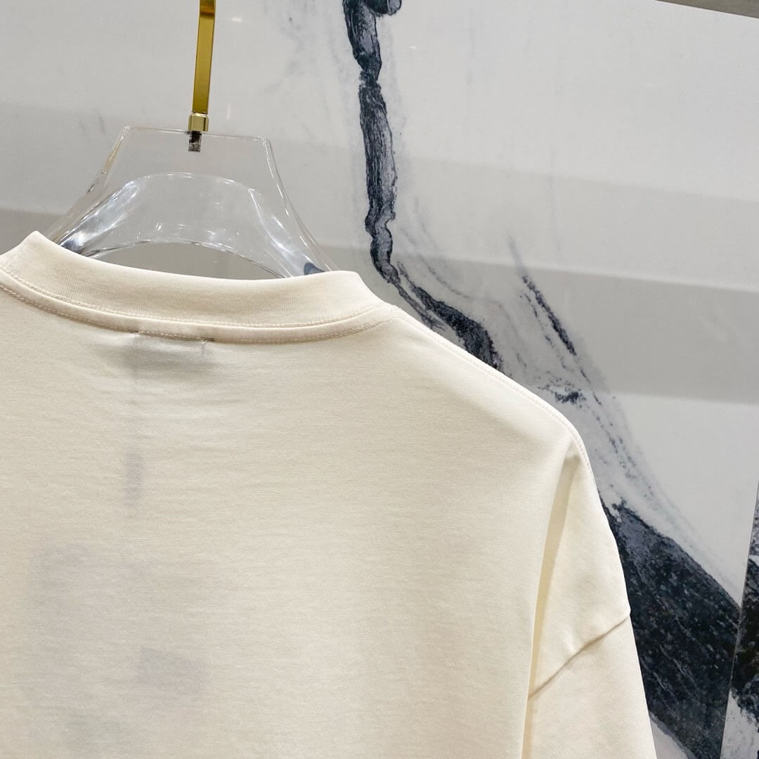 T-shirt brodé avec horloge alphabétique