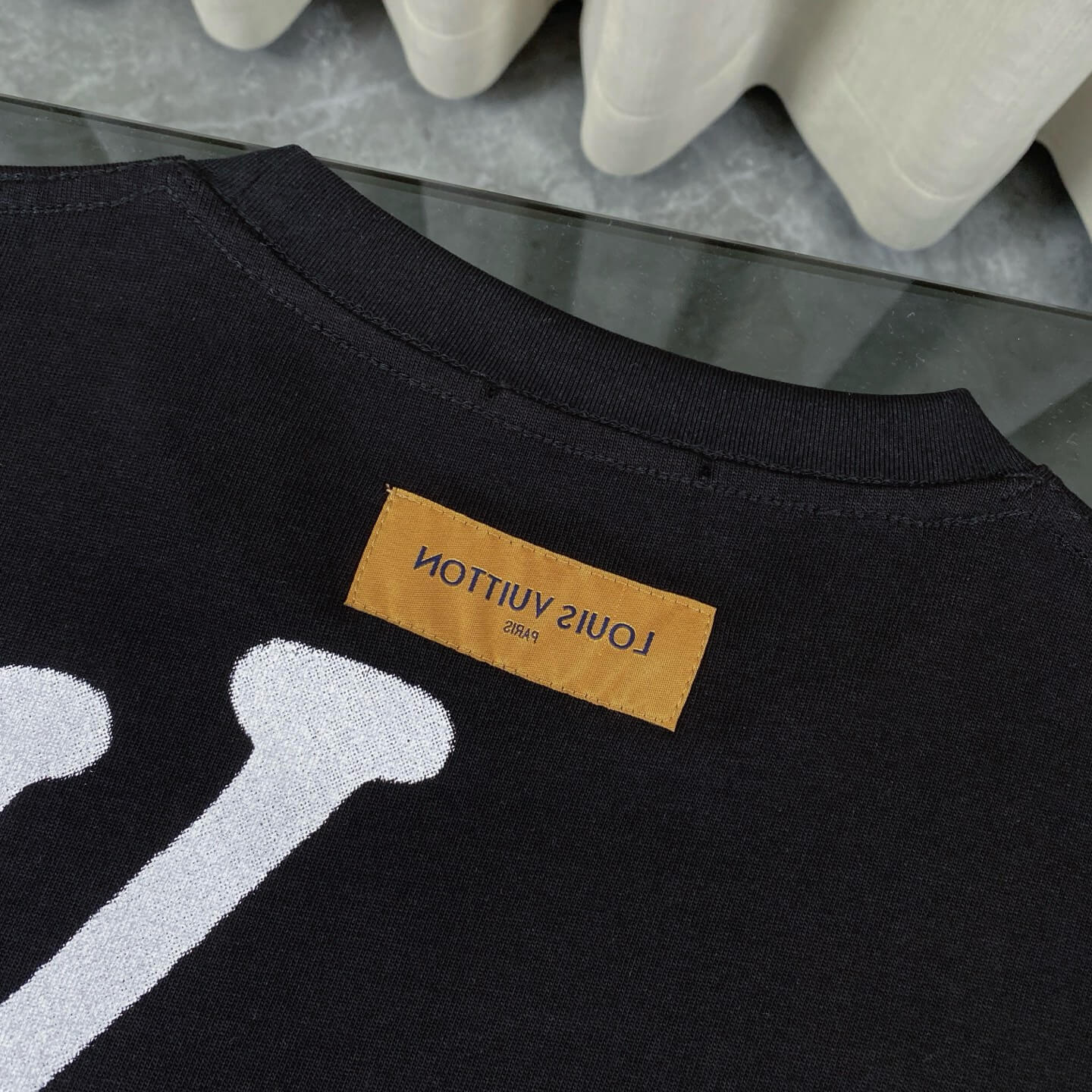 T-shirt avec lettres graffiti