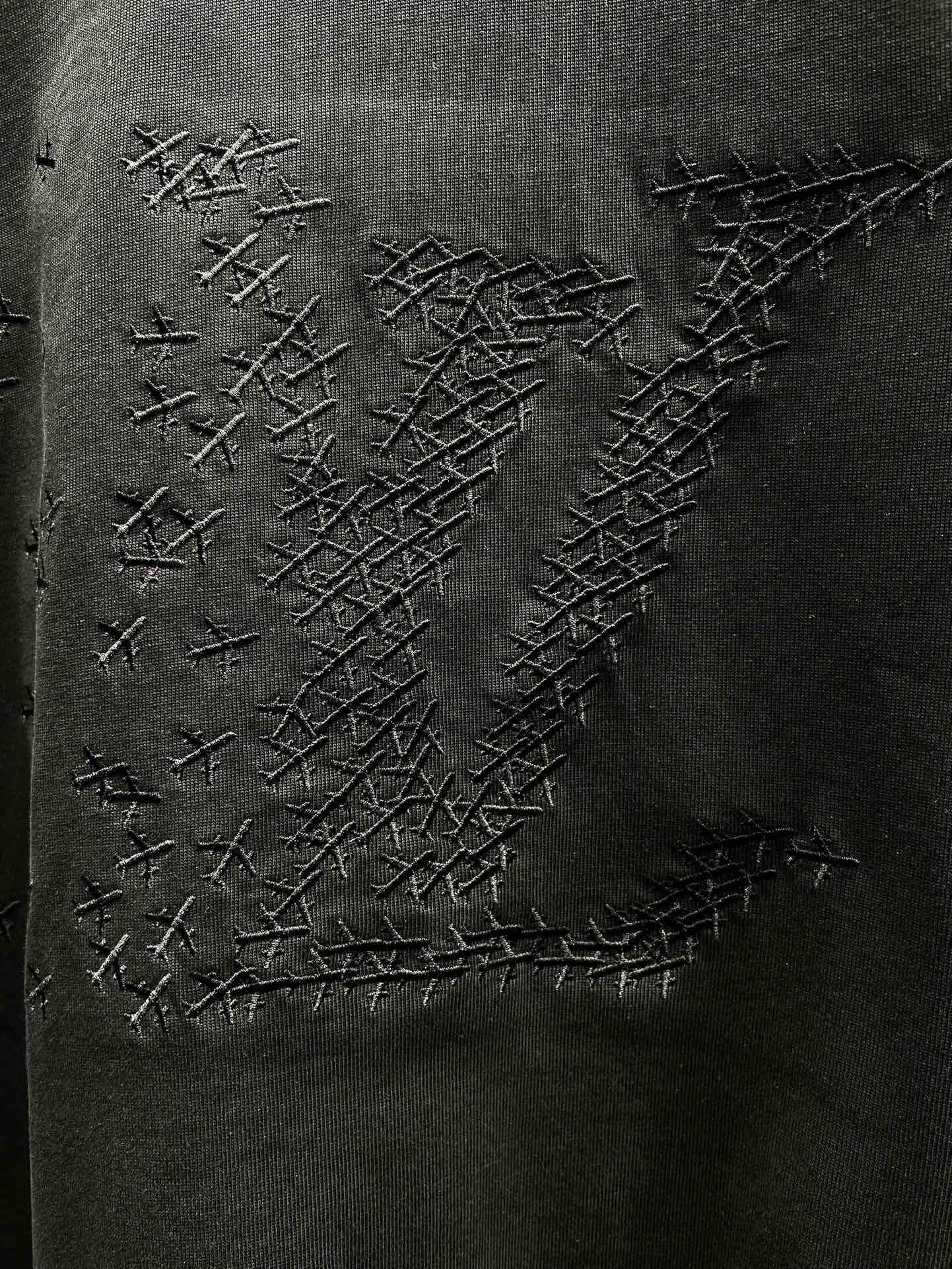 T-Shirt mit geripptem Muster und Stickerei