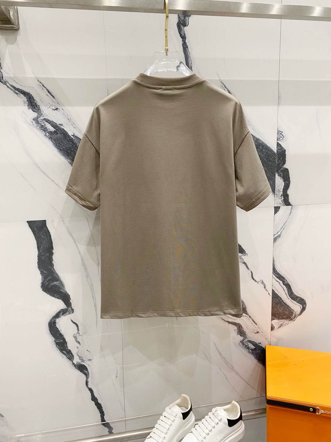 T-shirt brodé avec horloge alphabétique