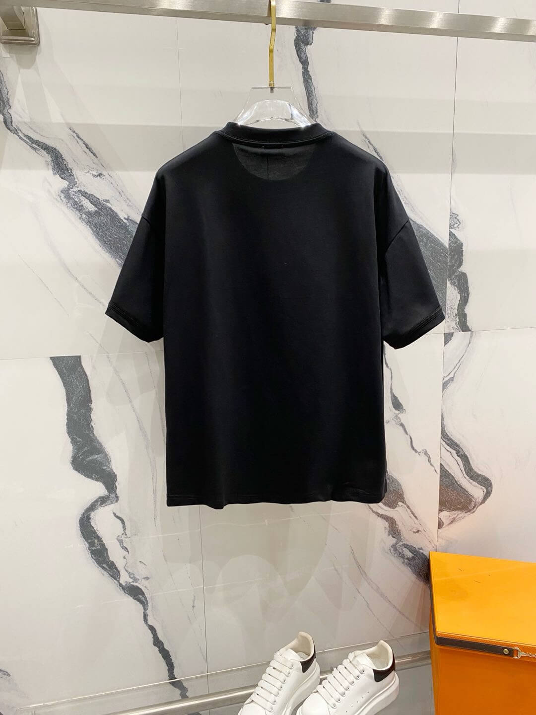 T-shirt brodé avec horloge alphabétique