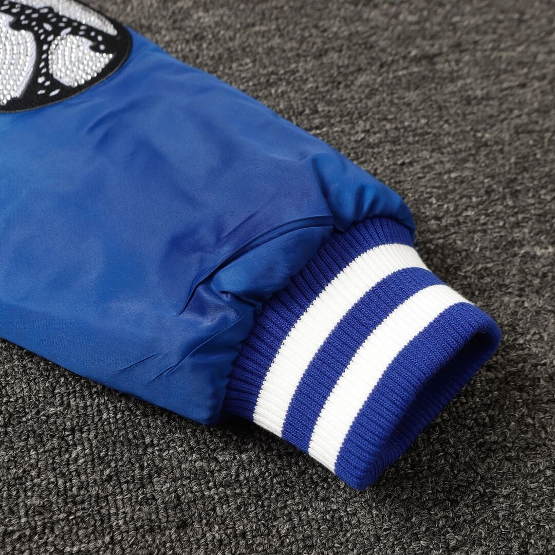 Blaue Baseballjacke mit Strasssteinen