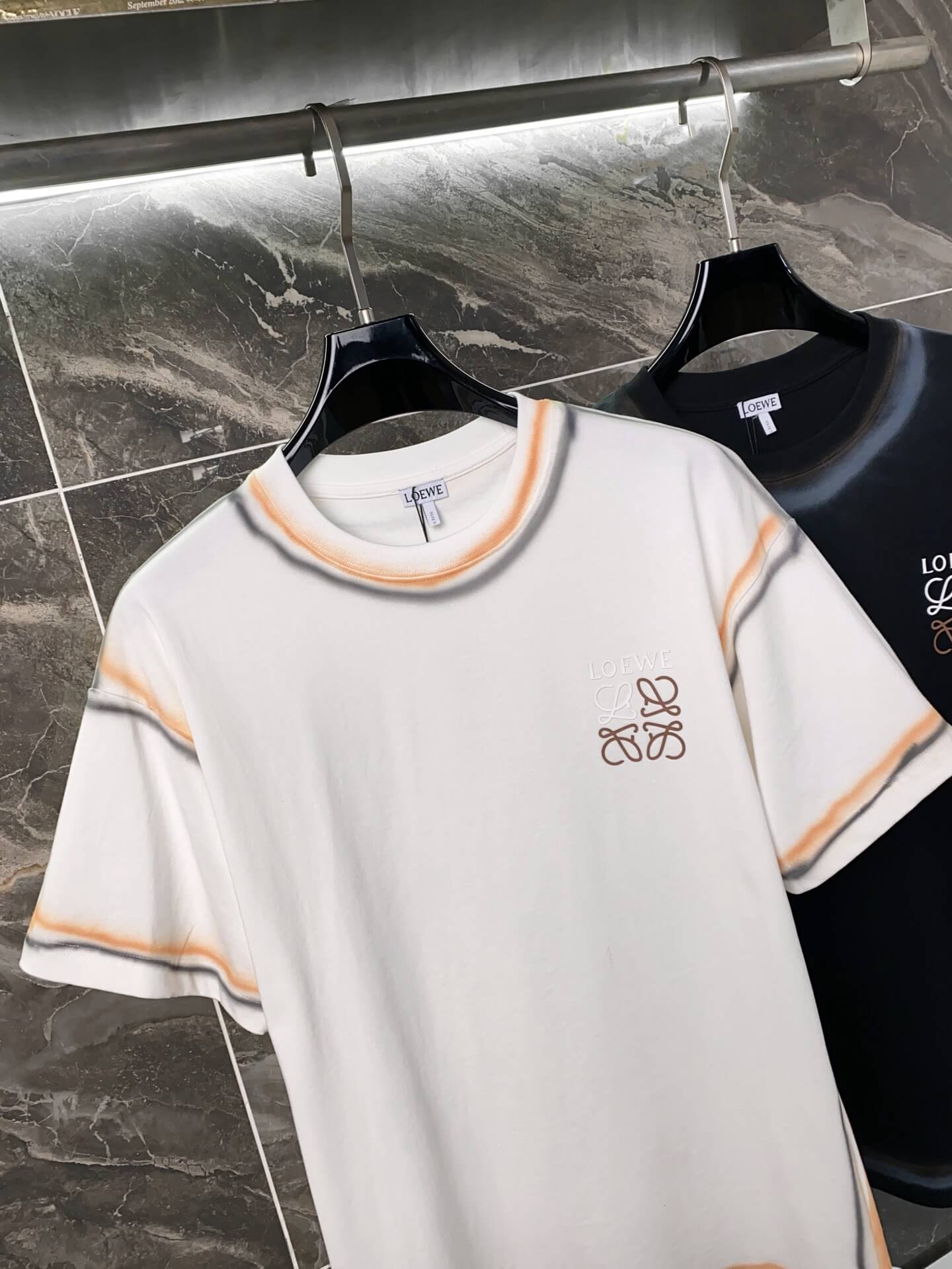 T-shirt à rayures dessinées à la main
