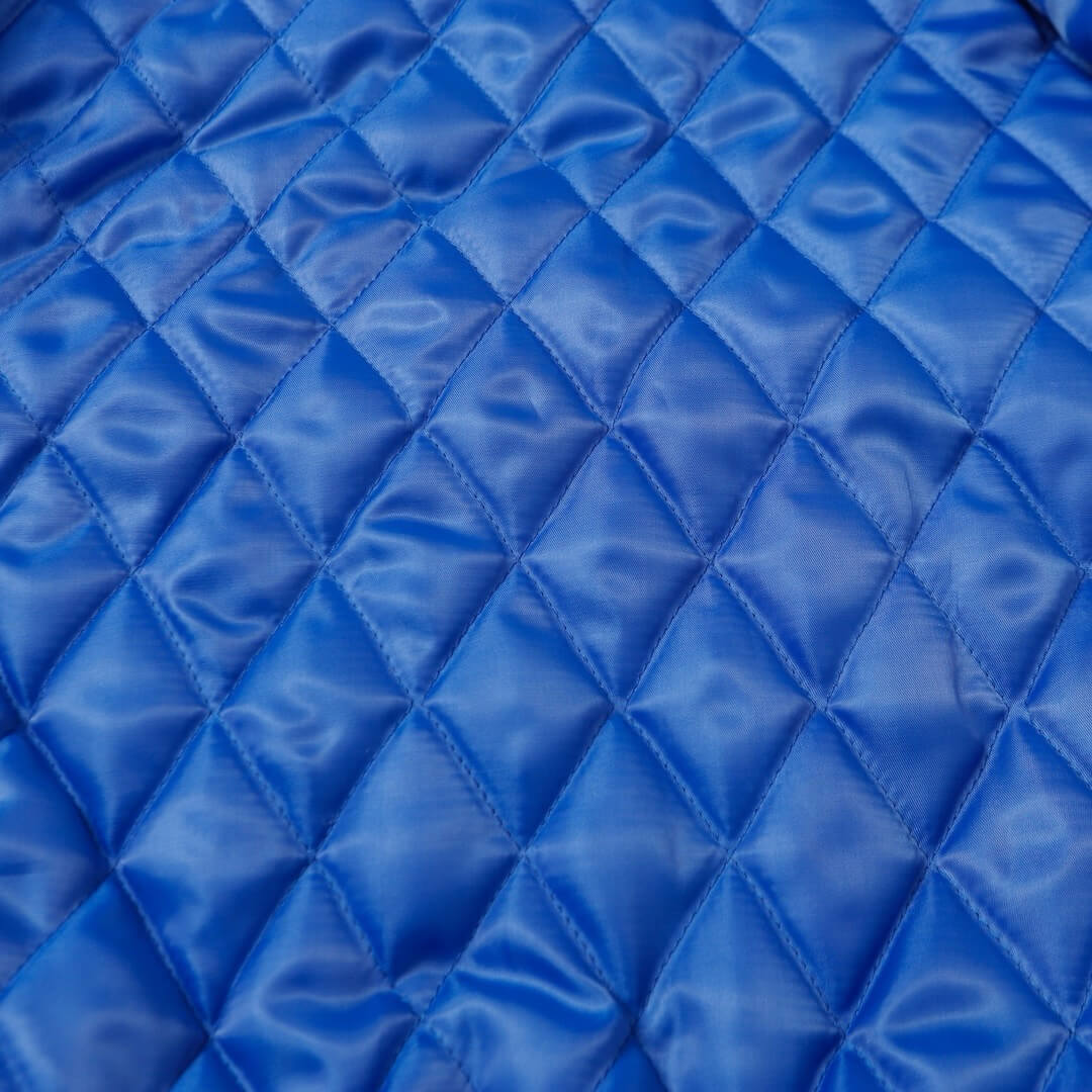 Blaue Baseballjacke mit Strasssteinen