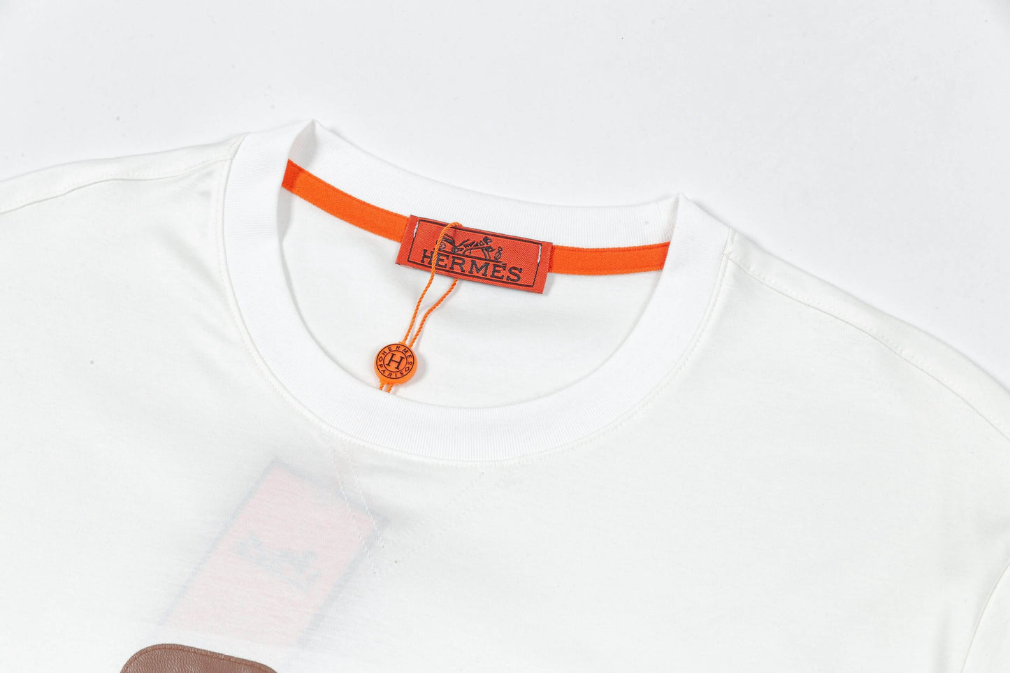 T-shirt brodé avec patch en cuir