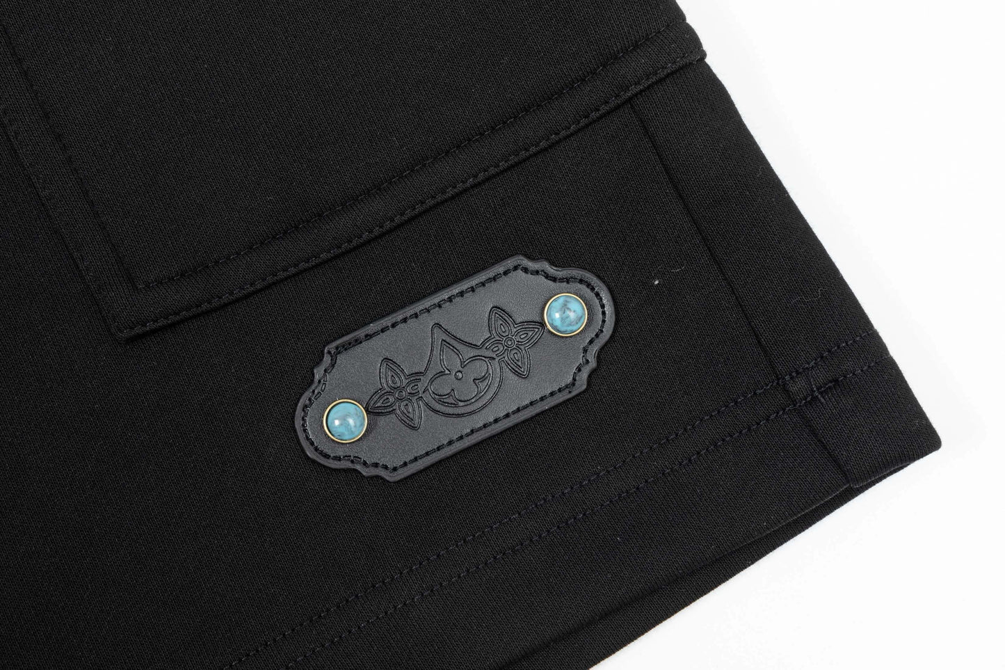 Türkisfarbene Shorts mit Schnallenakzent