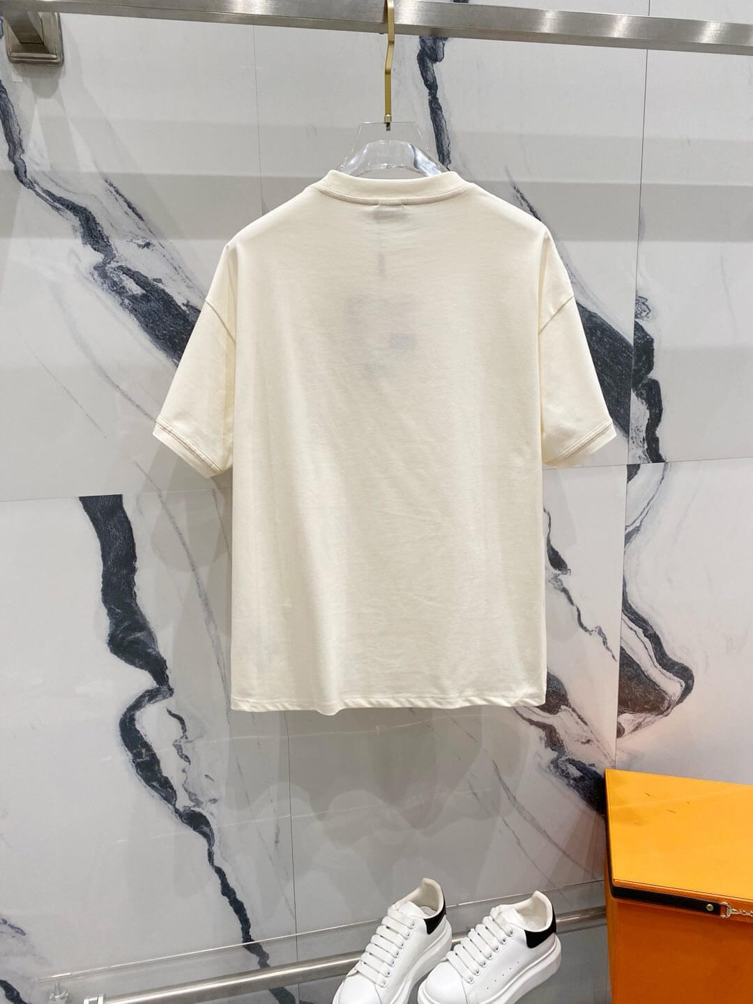 T-shirt brodé avec horloge alphabétique