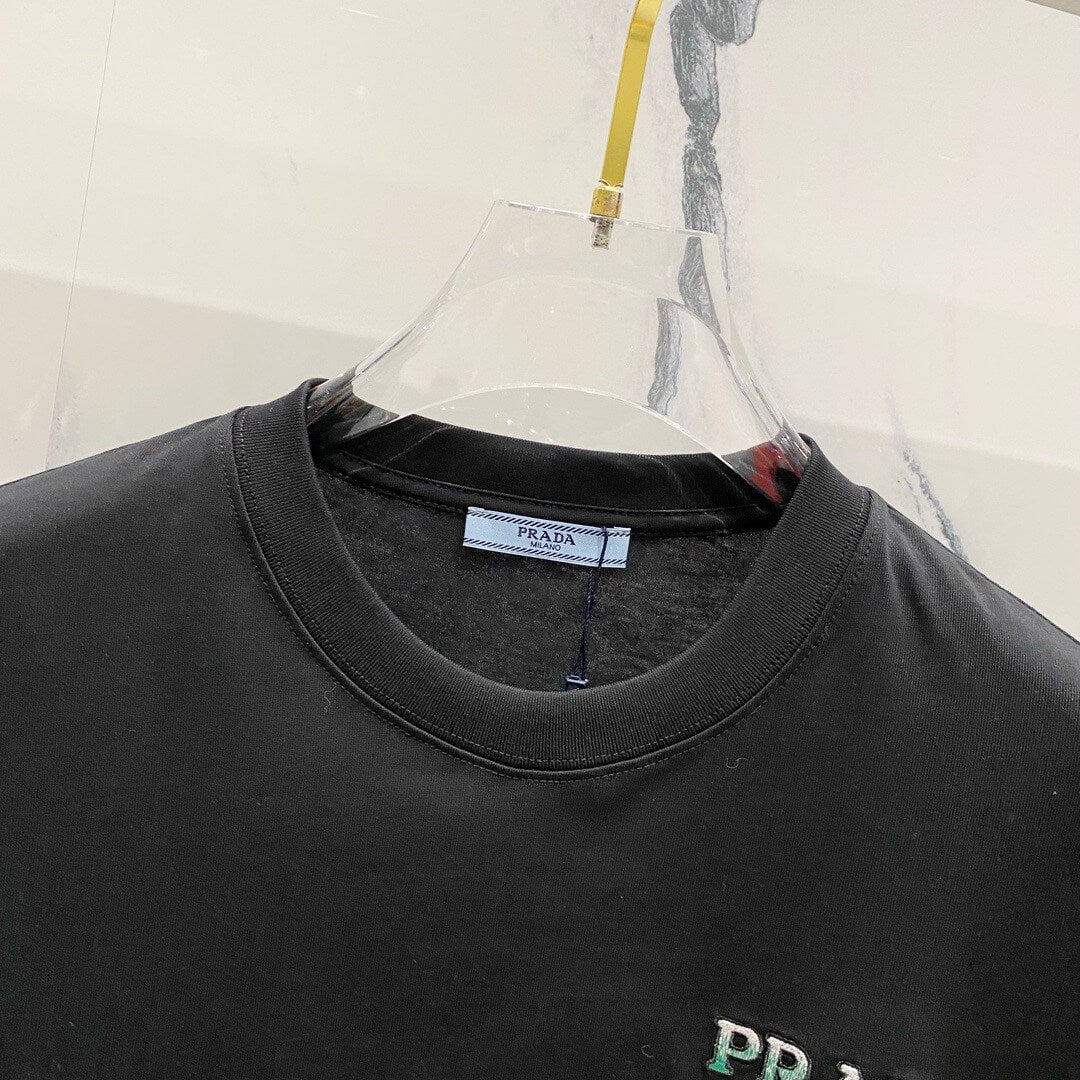 Grünes T-Shirt mit Musterstickerei
