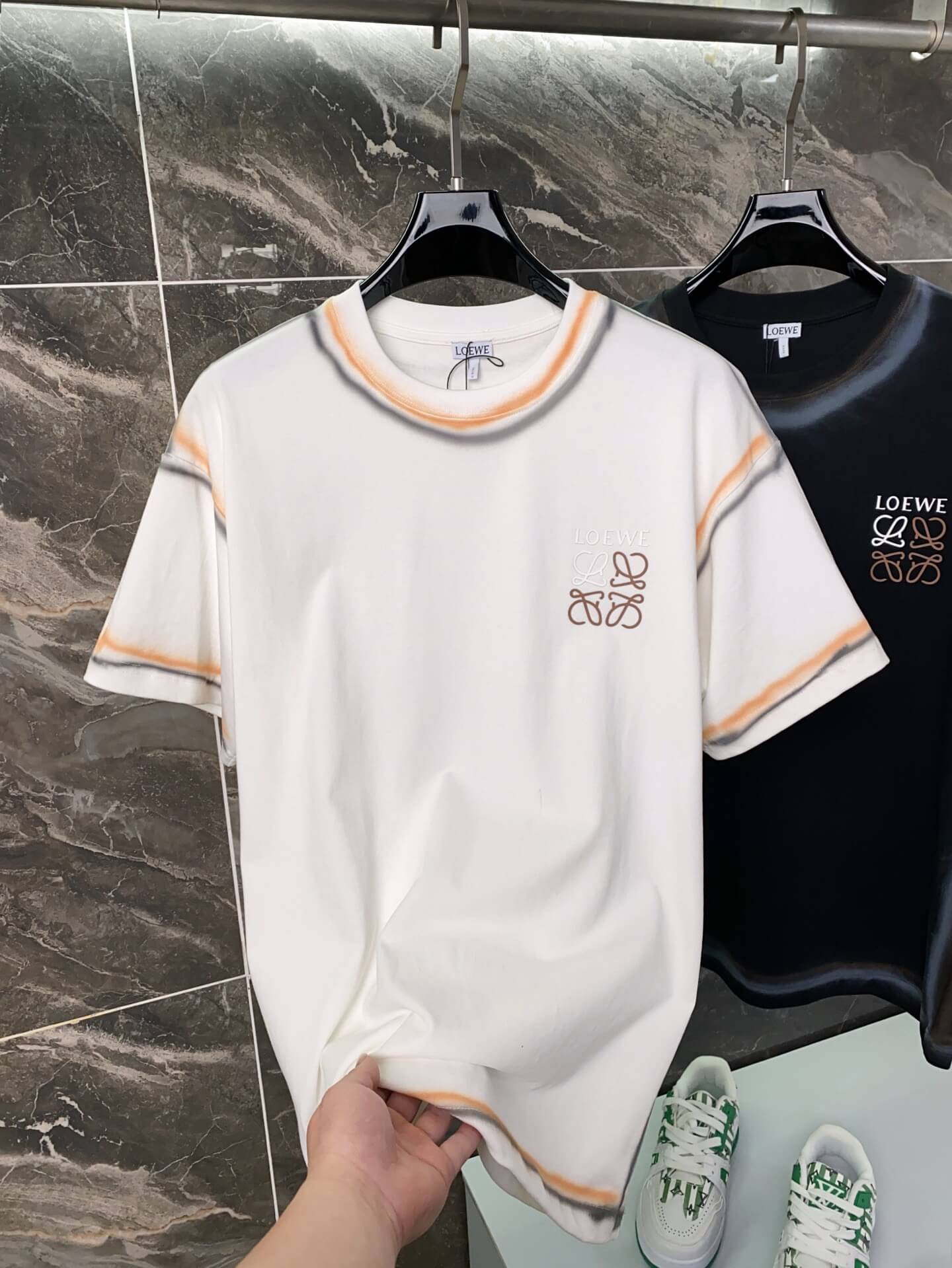 T-shirt à rayures dessinées à la main