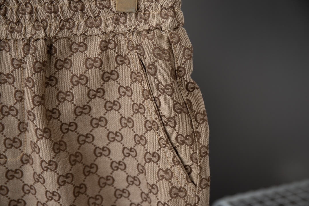 Braune Shorts mit Allover-Print