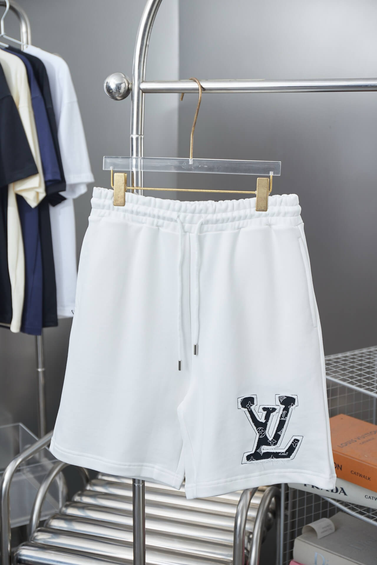 Shorts mit Blütenblatt-Applikation
