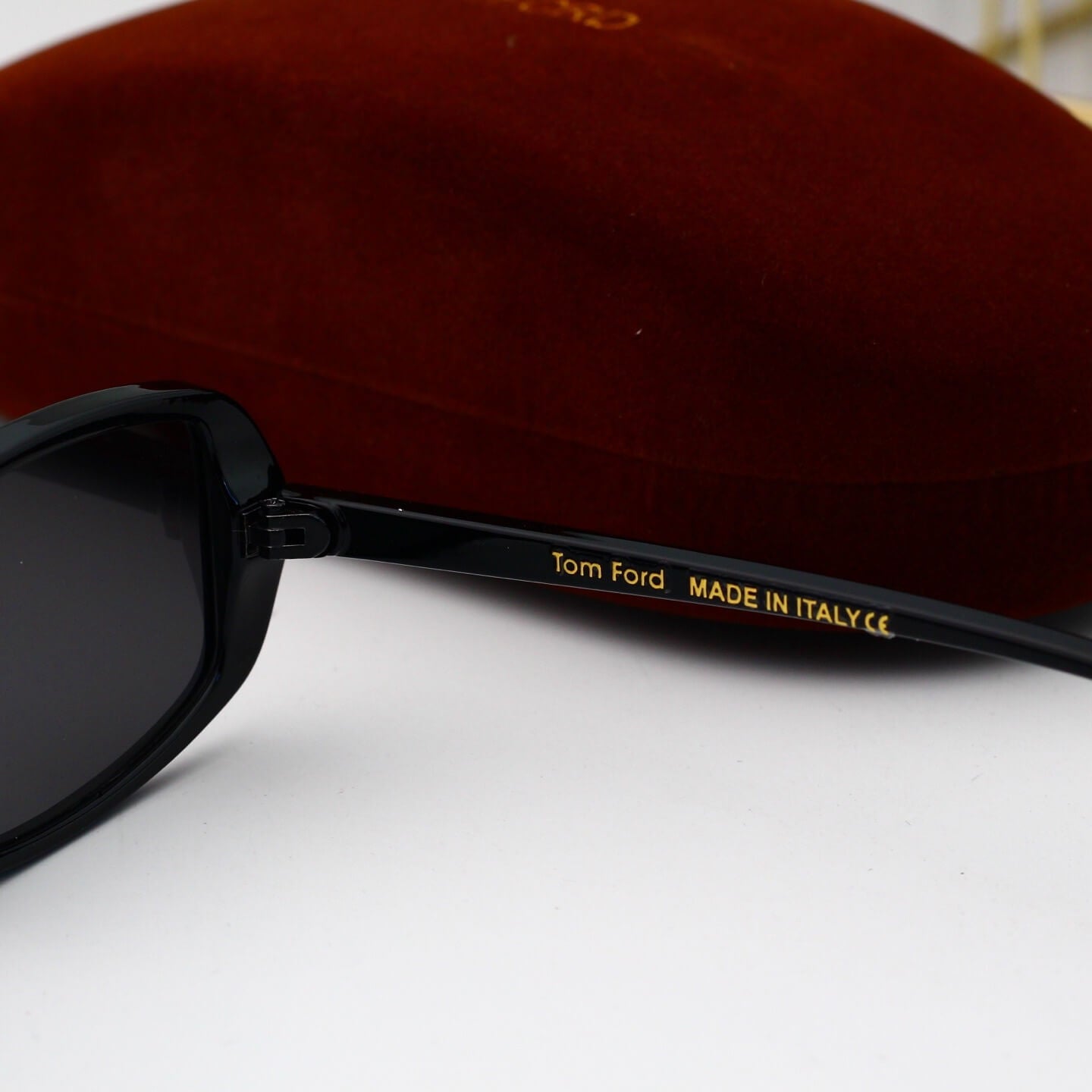 Minimalistische Retro-Sonnenbrille mit quadratischem Rahmen und dünnen Bügeln